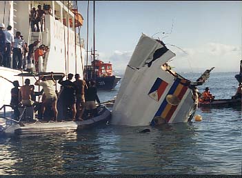 沿岸警備隊によって海底から引き揚げられた機体前部。胴体部分が真っ二つになっている=11日午後4時ごろ写す