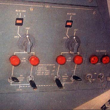 墜落機の燃料バルブのスイッチは2つとも「閉」の位置にある。
