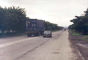貨物ジャック多発地域の一つ、ラグナ州カルモナ料金所付近
の道路=27日午後2時ごろ写す