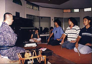 正座で長唄のけいこに励む大学生ら=24日、ケソン市のフィリピン大学で写す