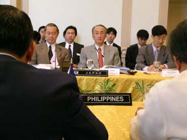 交渉開始直前、フィリピン政府代表と向き合う日本政府代表
=4日午前9時半ごろ、パサイ市のホテルで写す