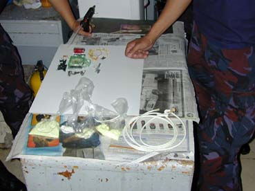 発見された爆弾。手前のビニール袋が爆薬。奥が乾電池や時計=首都圏警察マカティ署で写す