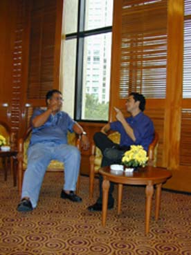 条例に沿って設置された喫煙室でたばこを楽しむ比人客=マカティ市内のホテルで