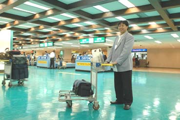 エスコート要員のロバートさん=マニラ国際空港第1ターミナル内で写す