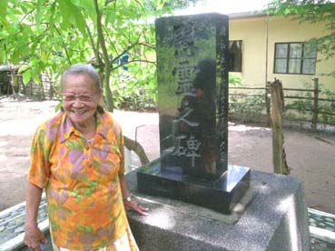 玉砕の丘に立つ慰霊碑と慰霊団が途絶えた今も清掃を続けるラミレスさん
