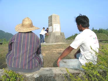 マリコ村の台地に立つ「サラクサク峠慰霊碑」