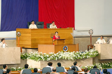 施政方針演説するアロヨ大統領=23日午後4時15分ごろ下院議事堂で写す