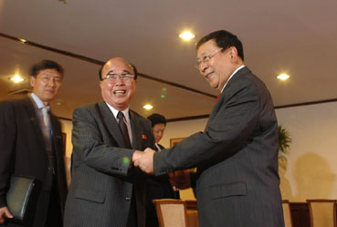 握手を交わす朴外相(左)とロムロ外務長官=首都圏パサイ市で午前10時ごろ写す