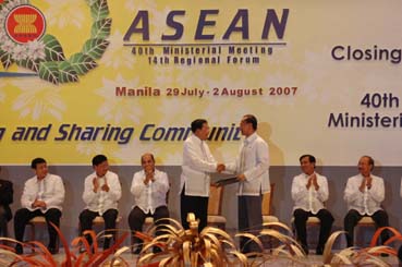 ASEAN議長国交代式で握手を交わすロムロ外務長官(左)とシンガポールのヨー外相=首都圏パサイ市の国際会議場で2日写す