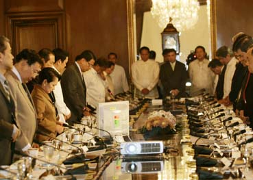 立法行政開発調整諮問会議に臨むアロヨ大統領、閣僚ら=マラカニアン宮殿で7日午前10時ごろ写す