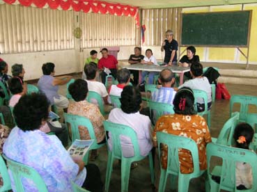 地元住民に遺骨情報提供を呼び掛けるため、レイテ州サンタフェ町で開かれた会合=7日午後2時10分ごろ写す