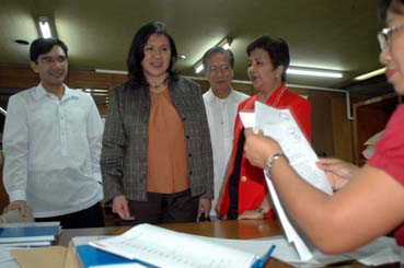 元慰安婦に関する決議案を提出したリサ・マサ議員(左から2番目)=首都圏ケソン市の下院議事堂で13日午後5時ごろ写す