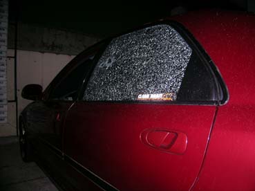 銃撃で窓がひび割れた備魚さんの車