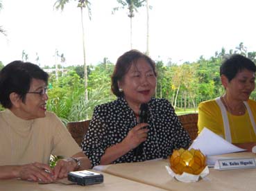 記者会見で視察について語る樋口恵子氏(中央)=タガイタイ市で31日午後5時ごろ写す