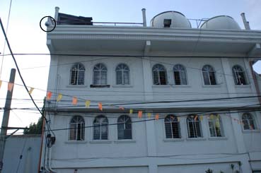 犯行現場付近の飲食店3階に設置された防犯カメラ(丸印)=首都圏ラスピニャス市で31日写す