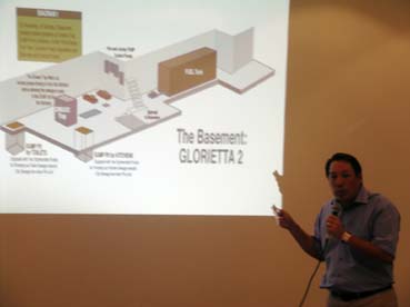 記者会見で図を示しながらガス爆発説を否定するアヤラ社長=マカティ市で4日午後12時30分ごろ写す