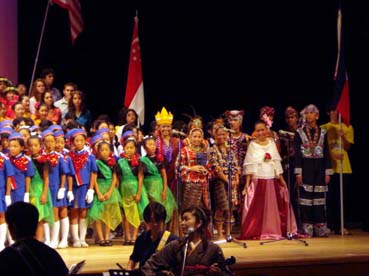 鹿児島で歌うダバオの少年少女