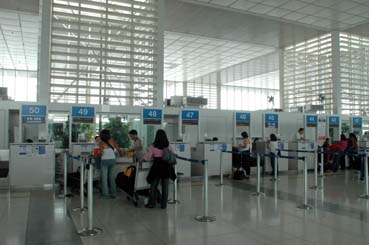 男性が拘束されたマニラ空港第2ターミナルのチェックインカウンター