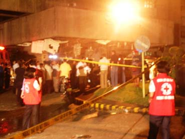 爆弾事件があった南ウイング玄関口付近=首都圏ケソン市の下院議事堂で13日午後10時ごろ写す