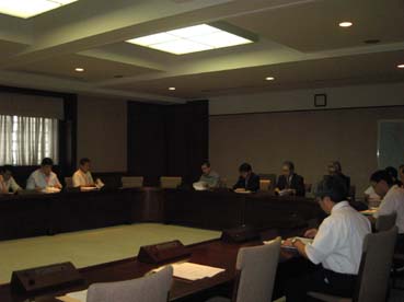 協議会の様子=在比日本大使館で21日午前10時ごろ写す