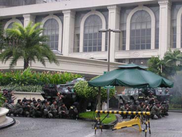 ホテル突入を図る軍・警察部隊=首都圏マカティ市のペニンシュラホテル前で29日午後5時ごろ写す