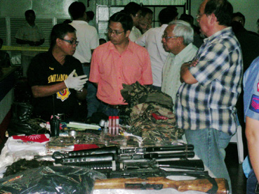 ろう城先のホテルで押収された銃器類など=11月30日午後10時半ごろ、国家警察本部で写す