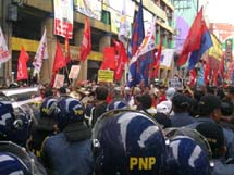 警官隊と向き合う市民集会の参加者ら