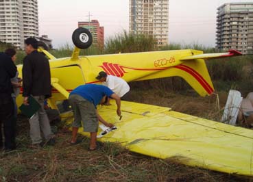 不時着後、裏返しになった軽飛行機=1日午後6時ごろ写す
