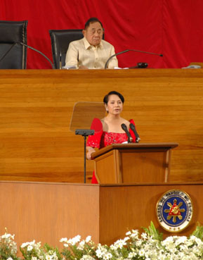 デベネシア下院議長と、施政方針演説を行うアロヨ大統領=07年7月写す