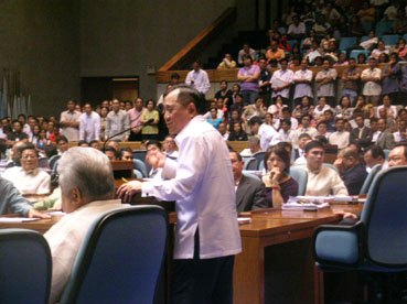 本会議で演説するデベネシア下院議長=4日午後6時30分ごろ写す