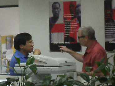 首都圏マカティ市の赤十字国際委員会比本部で拉致事件の対策を協議する職員ら