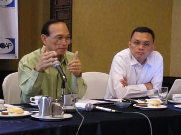 記者団の質問に応じるPDEAのサンチャゴ局長(左)とマルセリーノ特別捜査隊長=首都圏マカティ市内で22日午前9時40分ごろ写す