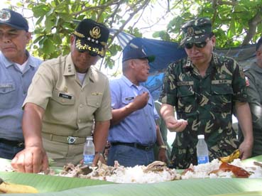 2006年6月、センガ国軍参謀総長の南沙諸島訪問に同行したダガ西部司令本部長(左)。センガ参謀総長は退役後、駐イラン大使に任命された