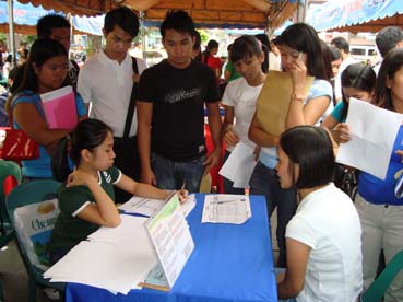 企業の説明に聞き入る失業者たち=首都圏カロオカン市で4日写す