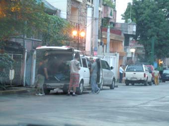 地元警察の退去命令などで一時待機する国家捜査局関係者ら=首都圏マニラ市で7日午後4時20分ごろ写す