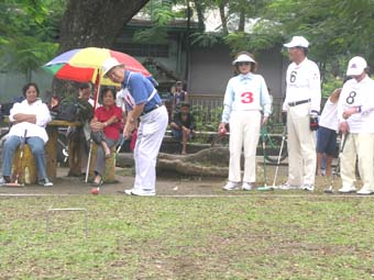 第1ゲートにボールを打つPRA日本人倶楽部の家田昌彦会長=首都圏マニラ市ルネタ公園で7日午前8時ごろ写す。