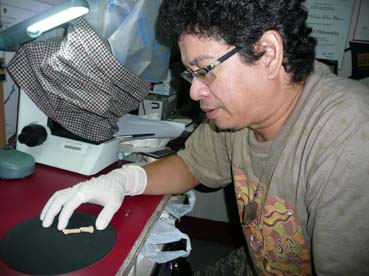 6万年以上前のヒトのものとみられる足の骨を見せるミハレス比大教授