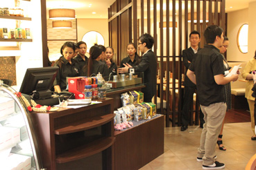 開店前日、打ち合わせをするスタッフら=29日午後5時ごろ、首都圏サンファン市「和茶房 鎌倉夢見屋」で写す