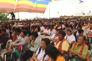 「勇者の日」の式典会場を埋めた退役軍人の家族ら