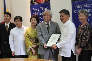 校舎贈与の契約式に出席した関係者。(左から)財団経理部の清水潤さん、磯俣公使、会長の妻の律子さん、清水勝利会長、ルイストロ教育長官=5月26日午後3時ごろ、首都圏パシッグ市の教育省で写す