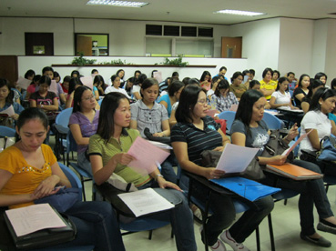 渡日前説明会に出席した看護師候補者70人=27日午後2時ごろ、首都圏マンダルーヨン市の労働雇用省海外雇用局で写す