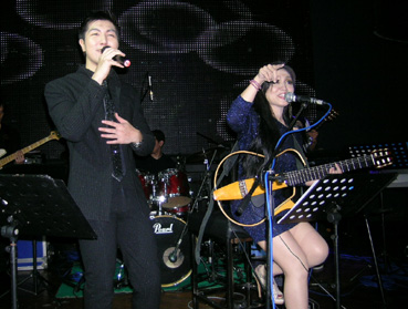 ボサノバを歌う横川さんとソフィアさん=2日午後8時50分ごろ、首都圏マカティ市内のホテルで写す