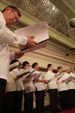 聴衆に歌声を披露するマニラグリークラブのメンバー=首都圏マカティ市のスポーツクラブで4日夕、写す