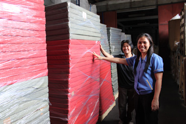 山下さんが寄贈した柔道畳と元比女子柔道ヘッドコーチのバレホさん(右)。左はペドロソさん
