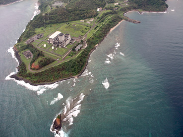 原発写真1 豊かな自然に囲まれたバタアン原発。海抜18メートルにあり、耐震構造も福島第1原発をしのぐという=国家電力公社提供