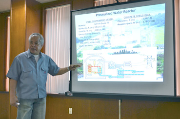 原発写真3 観光ツアー向けに用意されたレクチャーでバタアン原発の安全性を訴えるマルセロさん