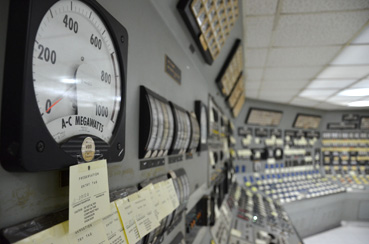 原発写真5 コントロールルーム内の計器類。手前の発電量メーターは1984年の温態機能試験の際、瞬間的に5メガワットを記録した