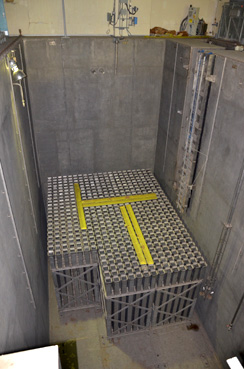 原発写真7 原子炉建屋内にある使用済み燃料貯蔵用プール。底面には赤さびとみられる染みが各所に浮く