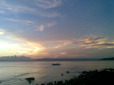 石井副代表らが海水浴を楽しんだバタンガス州マビニ町の海岸