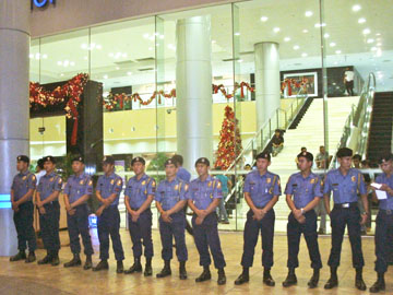 アロヨ前大統領の拘置先になっている首都圏タギッグ市内の私立病院玄関付近=18日写す